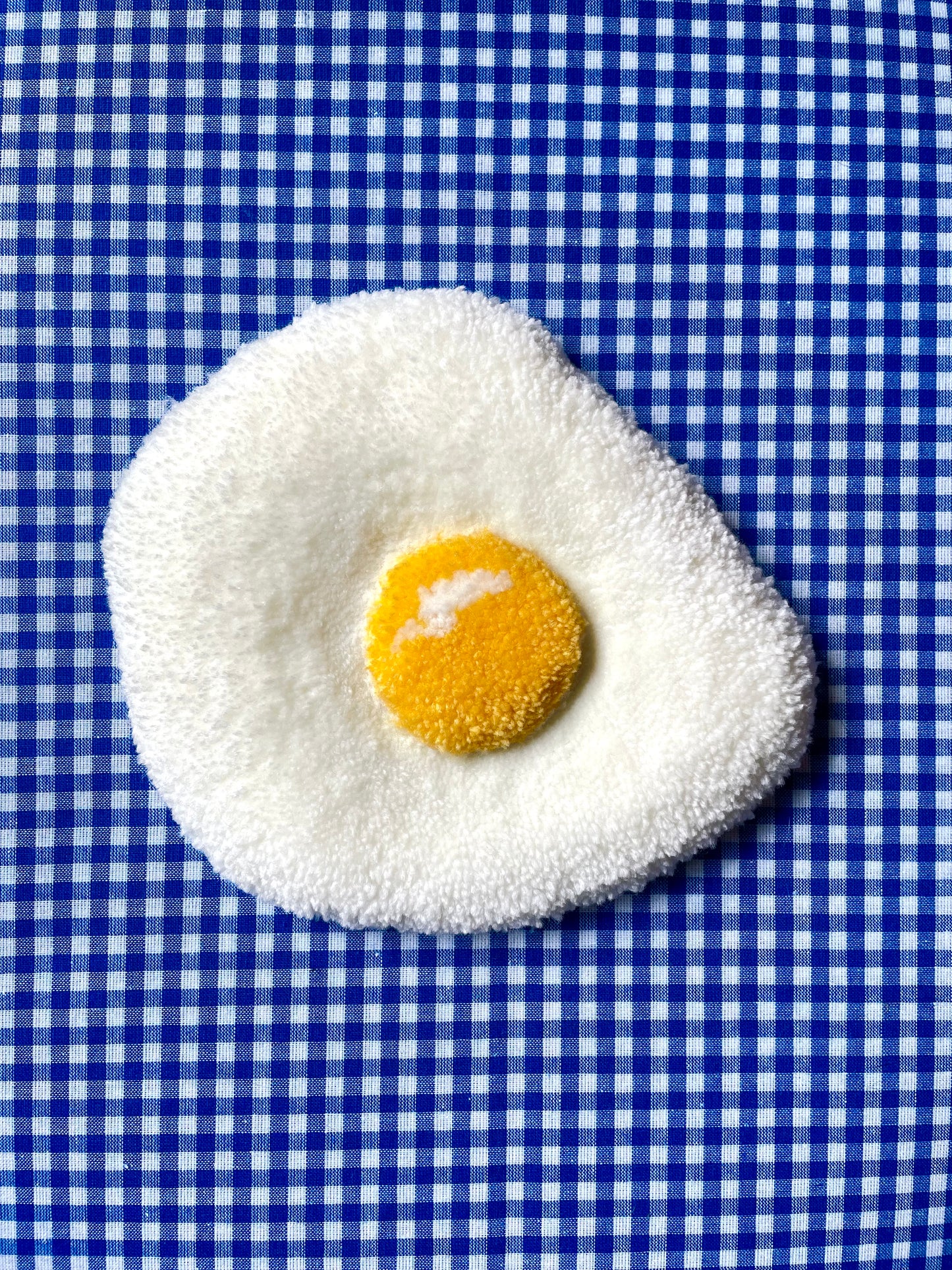 Petit oeuf au plat tufté (à suspendre ou poser)