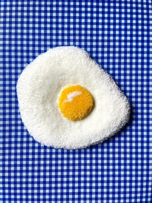 Petit oeuf au plat tufté (à suspendre ou poser)