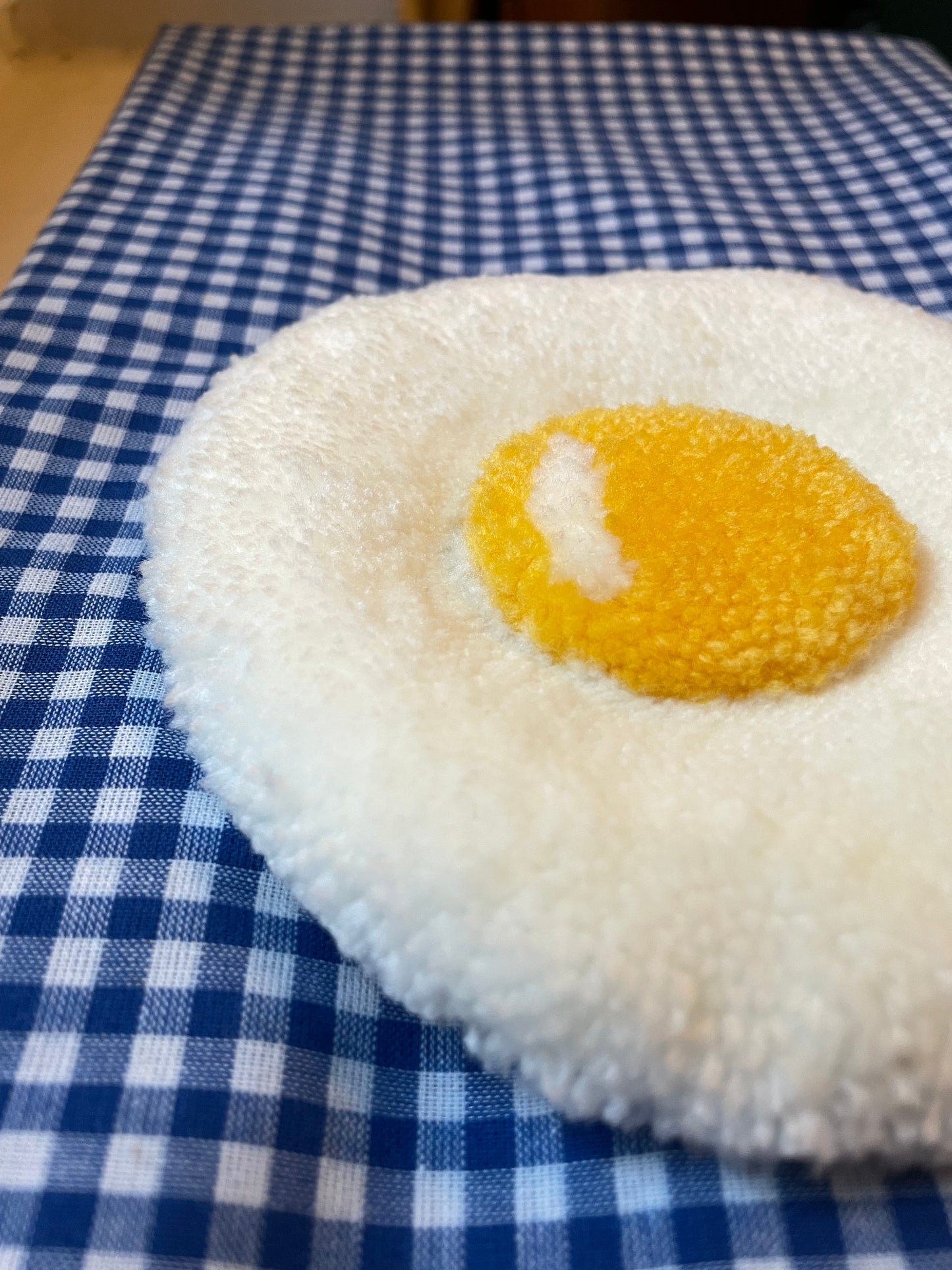 Petit oeuf au plat tufté (à suspendre ou poser)