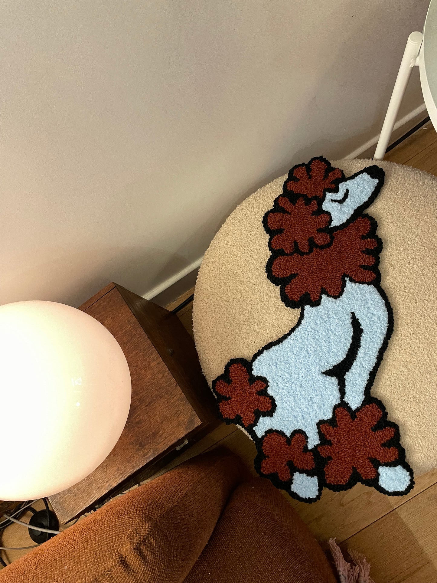 « Gigi » Tapisserie caniche décoration murale tufting