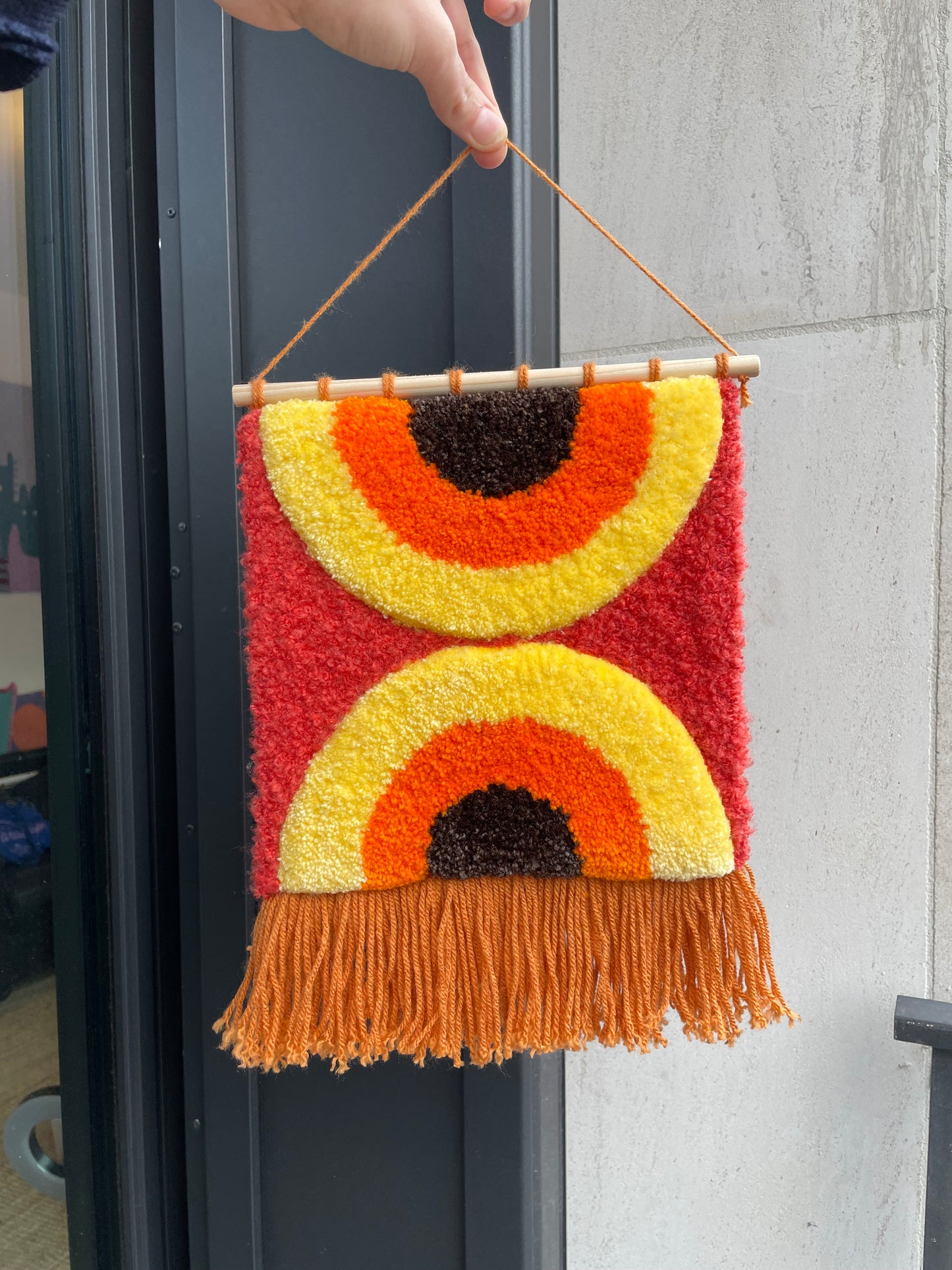 Bannière fanion à franges arcs en tufting
