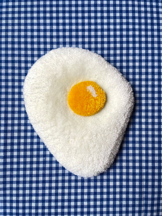 Petit oeuf au plat tufté (à suspendre ou poser)