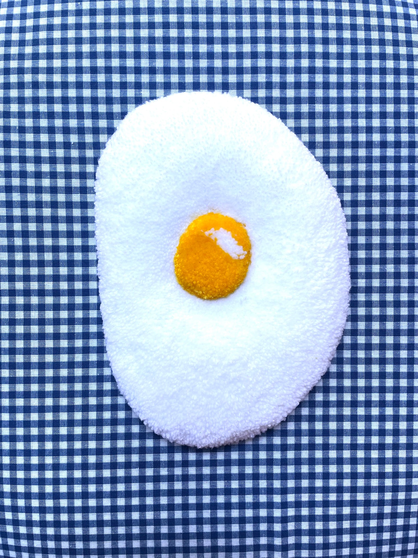 Petit oeuf au plat tufté (à suspendre ou poser)