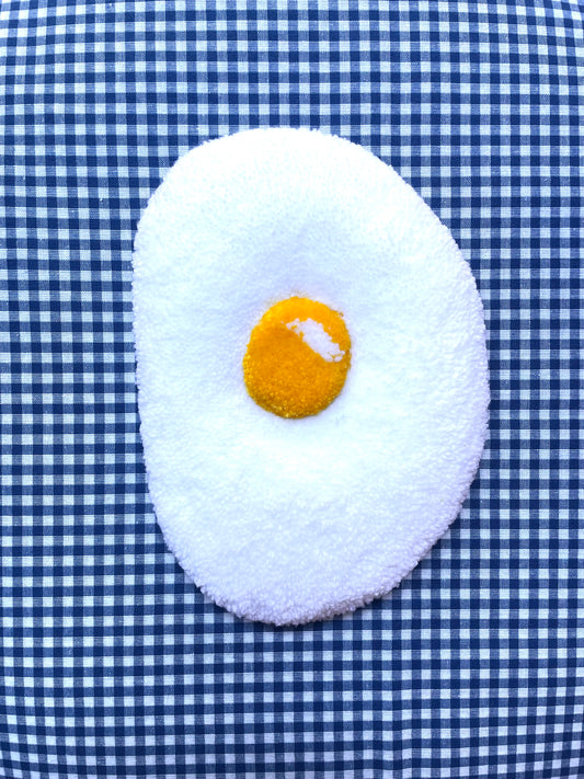 Petit oeuf au plat tufté (à suspendre ou poser)