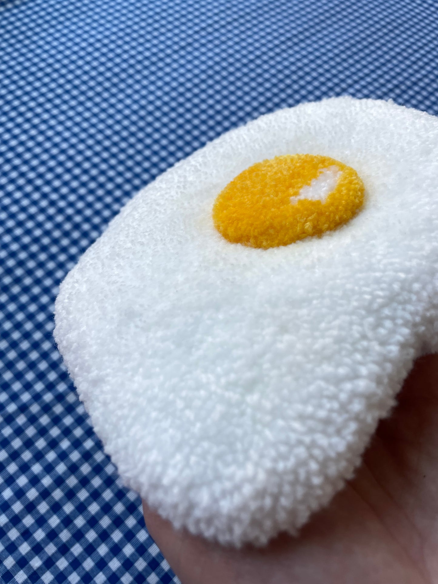Petit oeuf au plat tufté (à suspendre ou poser)