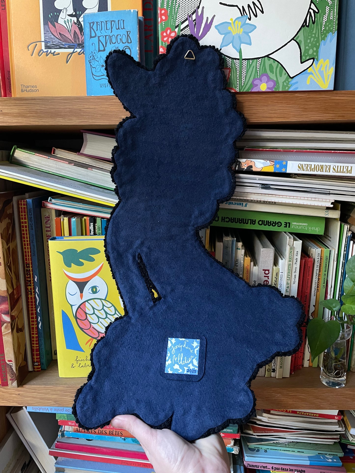 « Kate » Tapisserie caniche décoration murale tufting