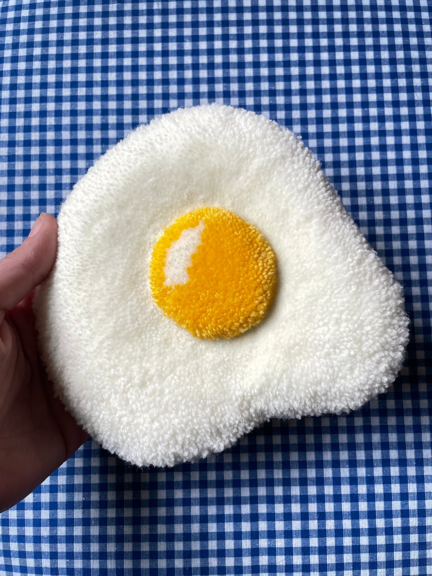 Petit oeuf au plat tufté (à suspendre ou poser)