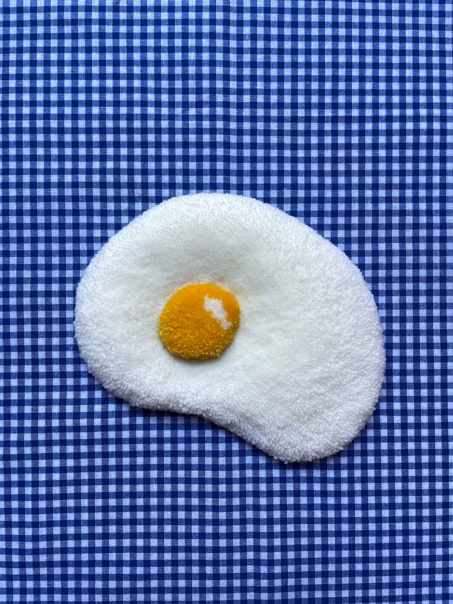 Petit oeuf au plat tufté (à suspendre ou poser)