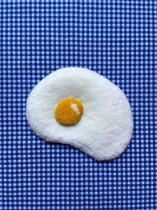 Petit oeuf au plat tufté (à suspendre ou poser)