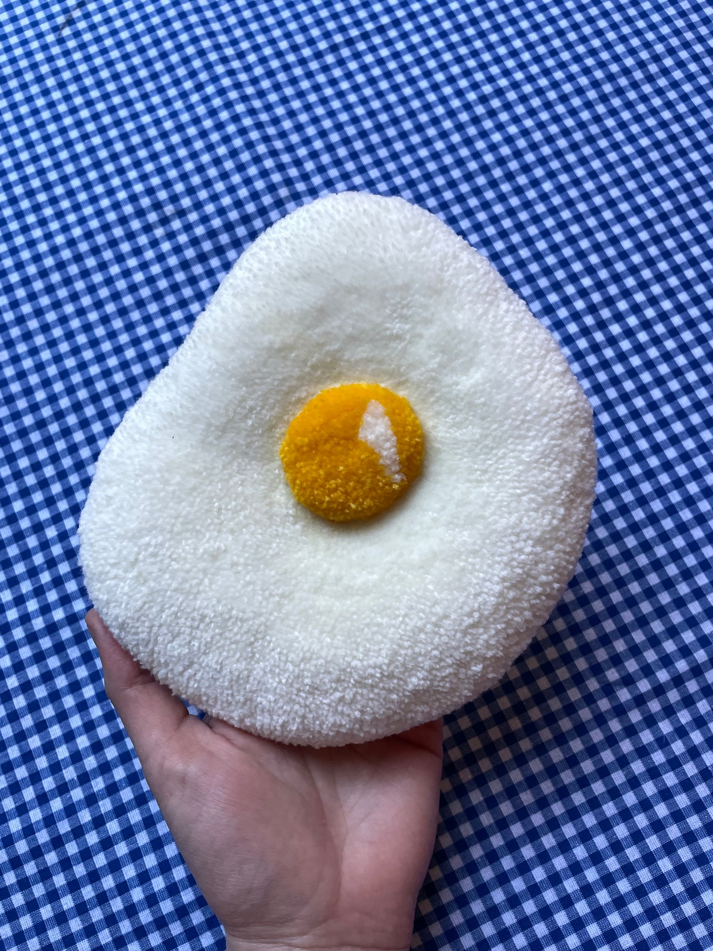 Petit oeuf au plat tufté (à suspendre ou poser)
