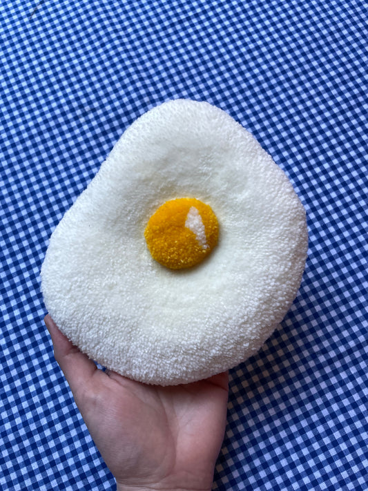 Petit oeuf au plat tufté (à suspendre ou poser)