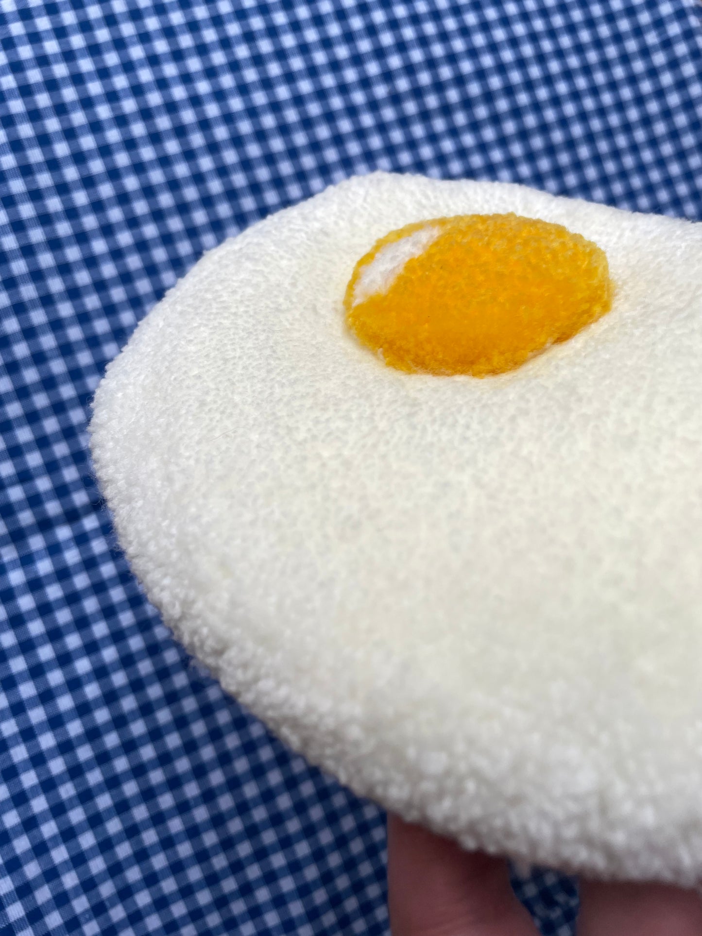 Petit oeuf au plat tufté (à suspendre ou poser)