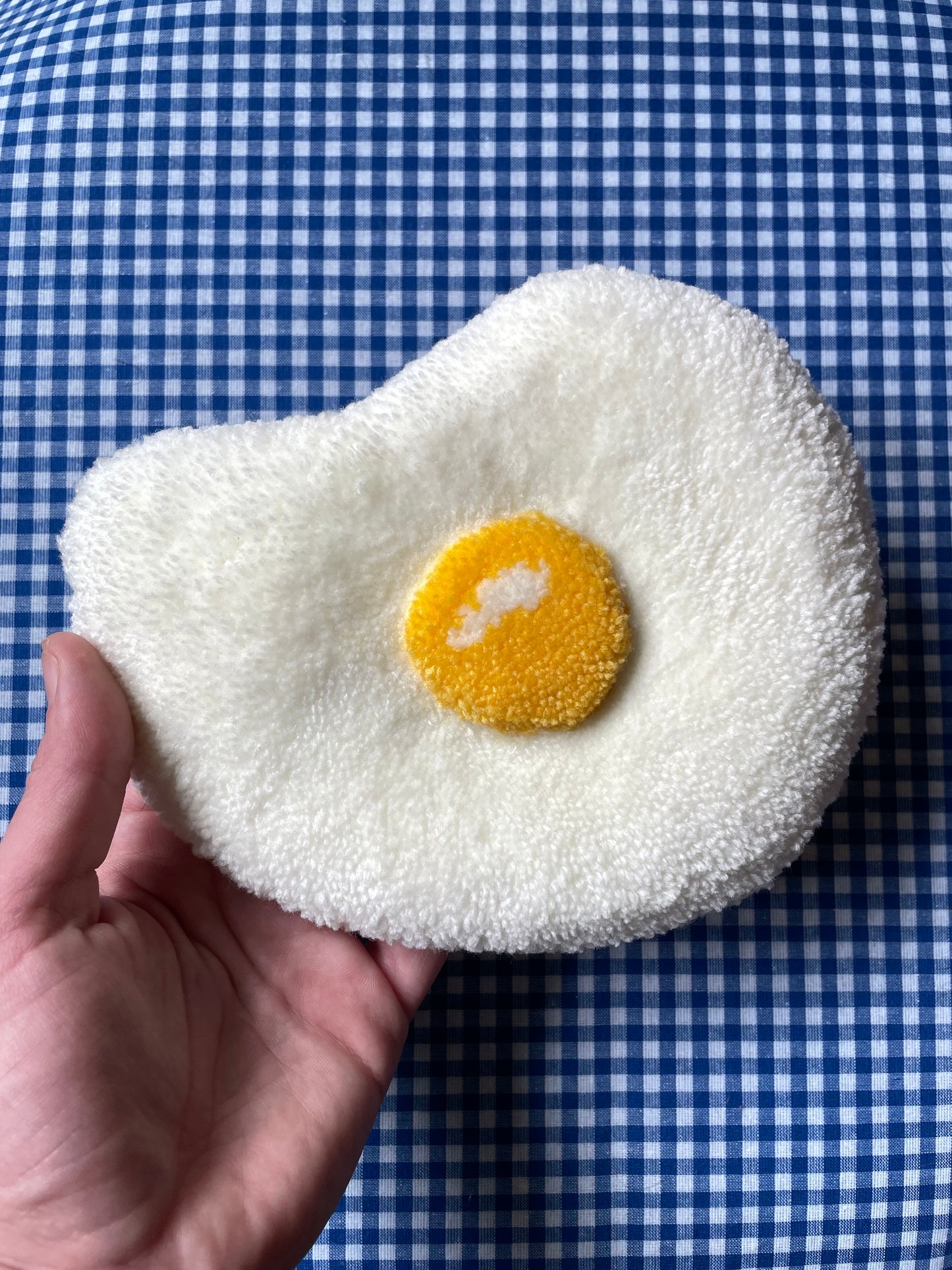 Petit oeuf au plat tufté (à suspendre ou poser)