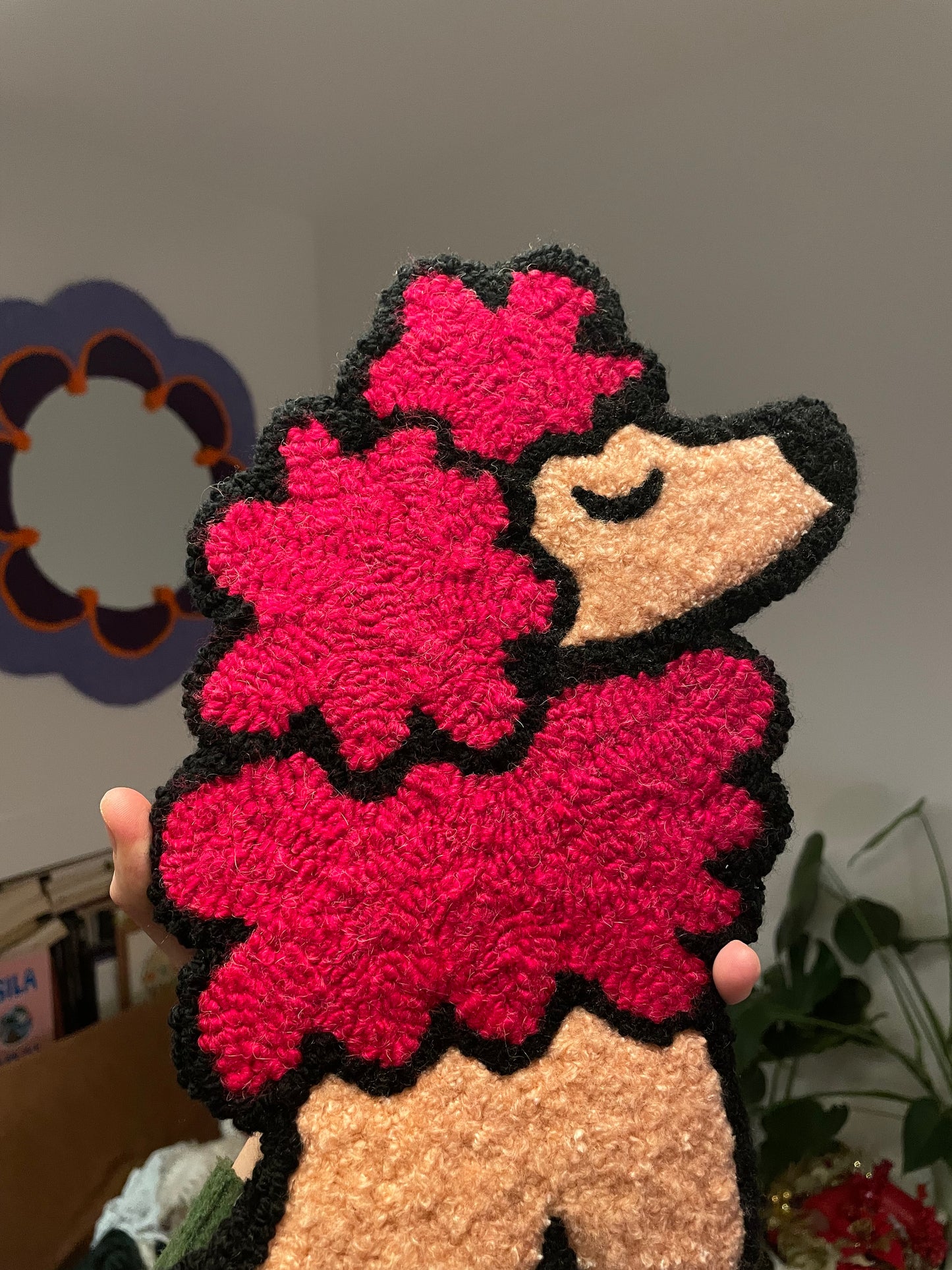 « Rosie » Tapisserie caniche décoration murale tufting