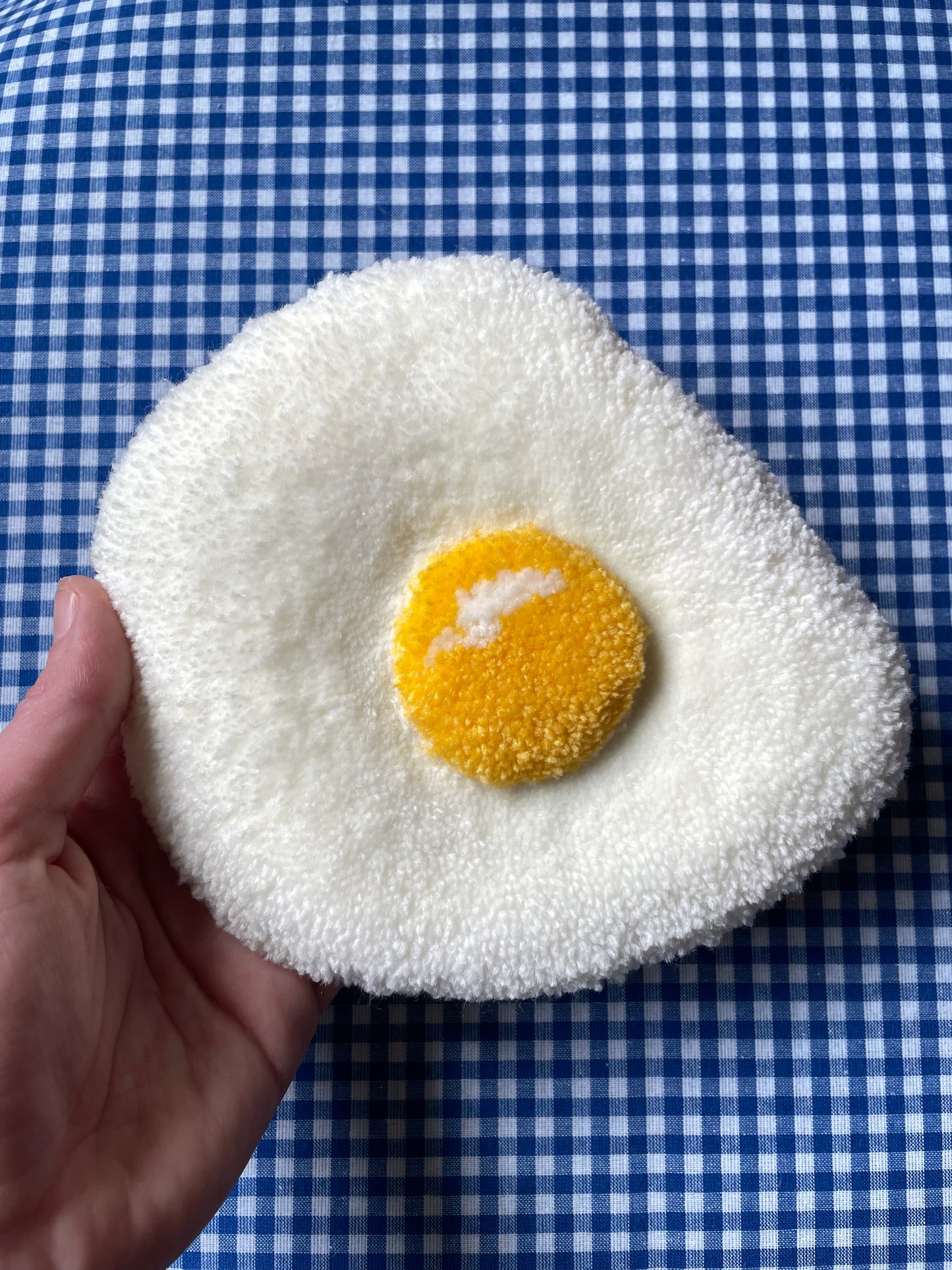 Petit oeuf au plat tufté (à suspendre ou poser)