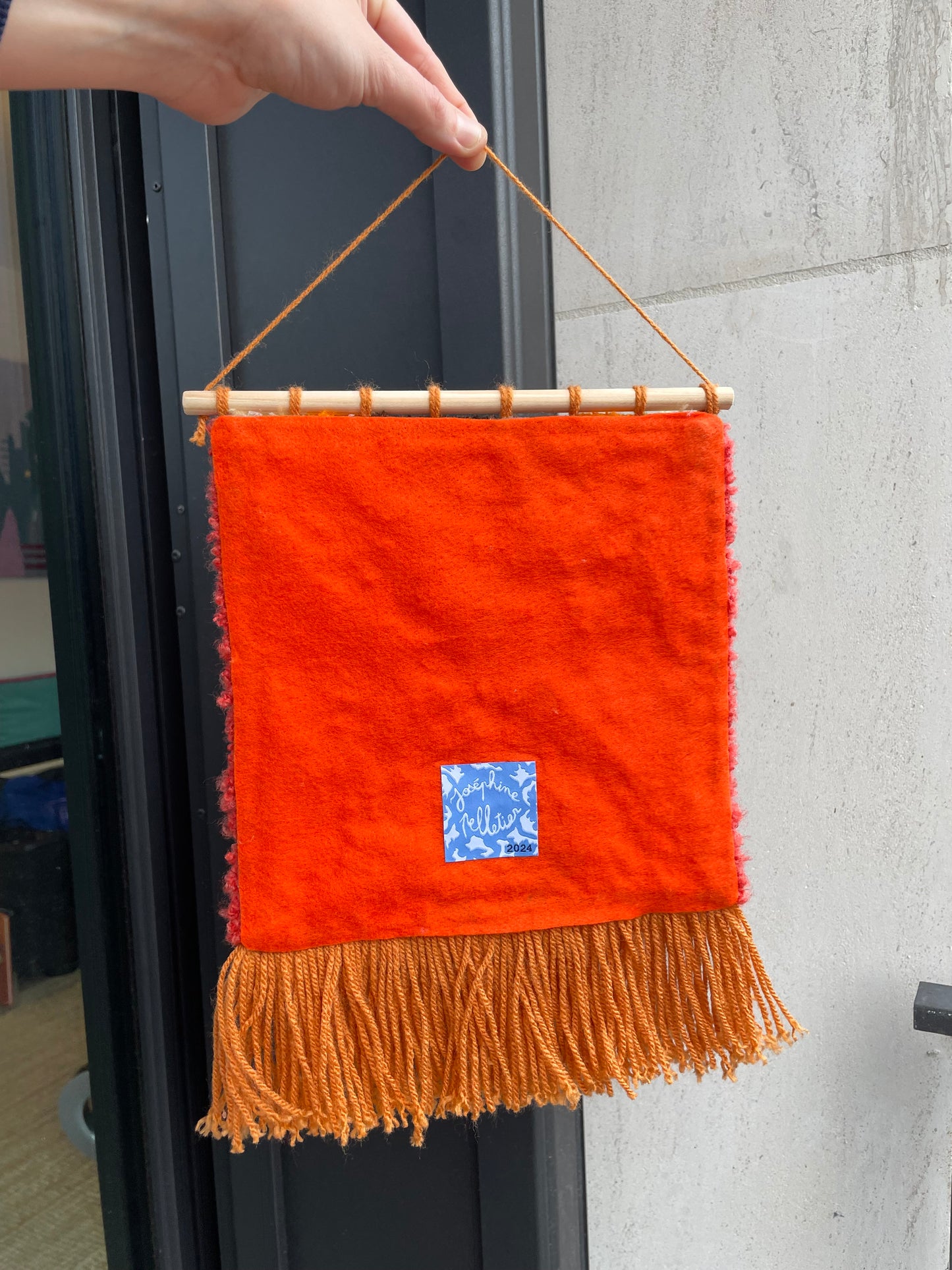 Bannière fanion à franges arcs en tufting