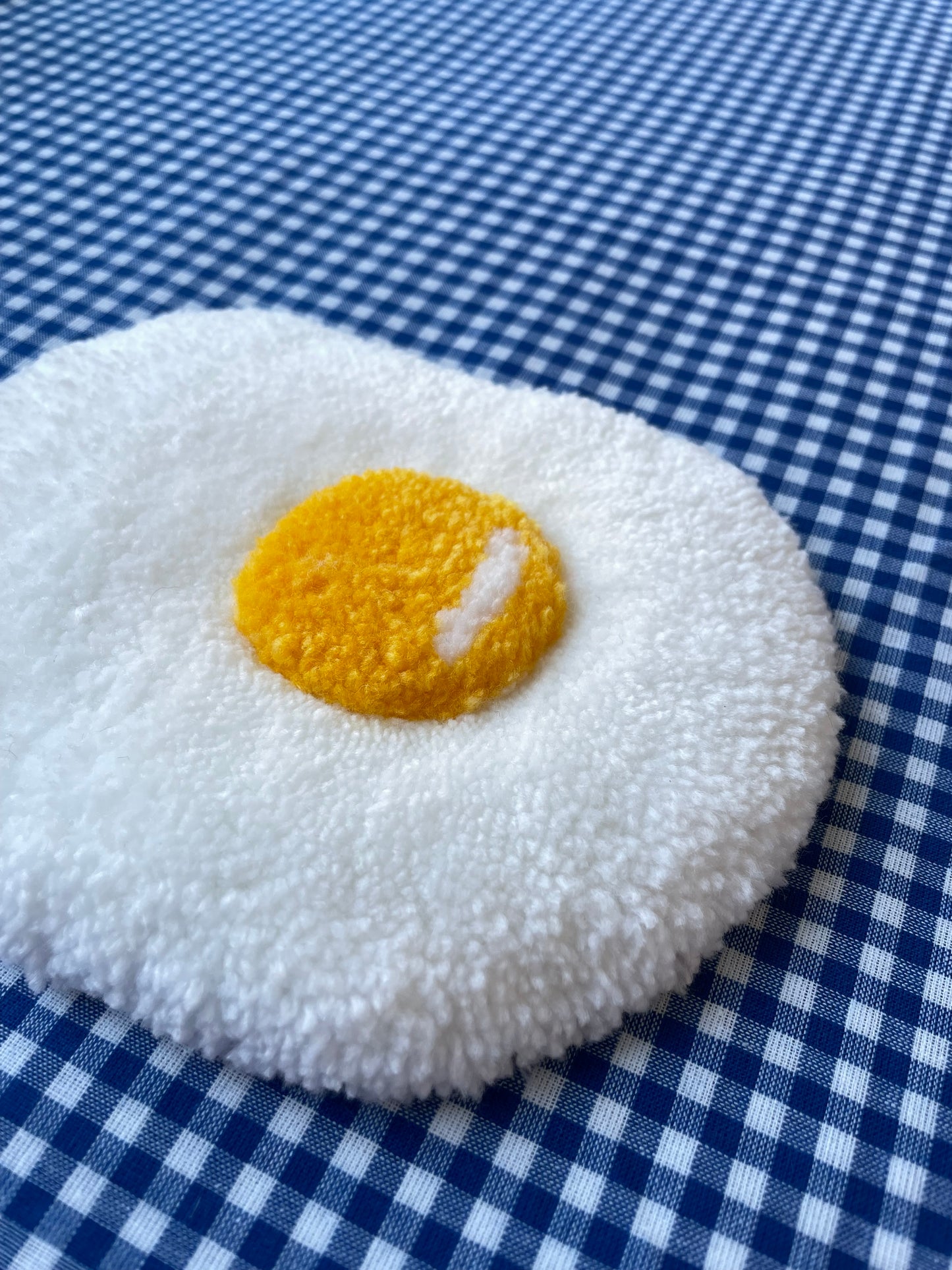 Petit oeuf au plat tufté (à suspendre ou poser)