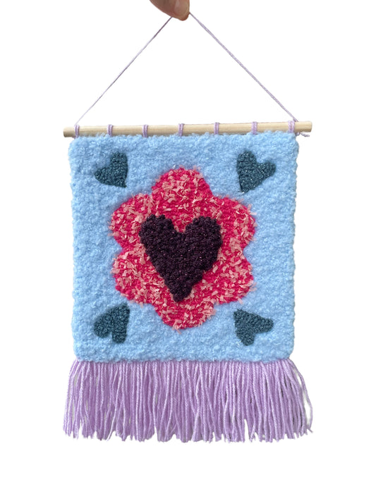 Bannière fanion à franges cœur fleur en tufting