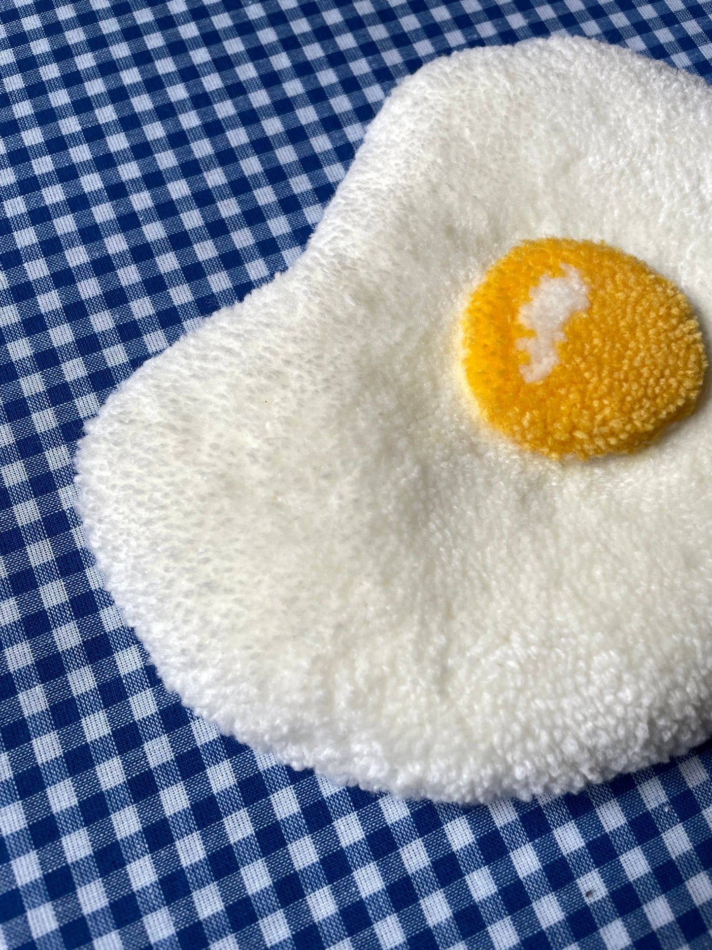 Petit oeuf au plat tufté (à suspendre ou poser)