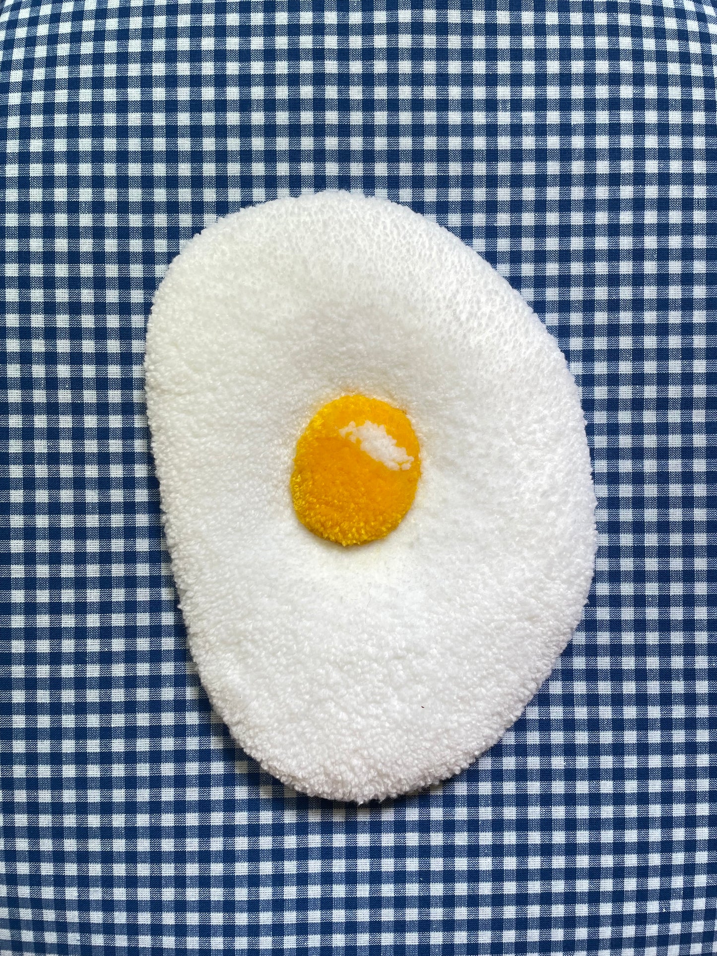 Petit oeuf au plat tufté (à suspendre ou poser)