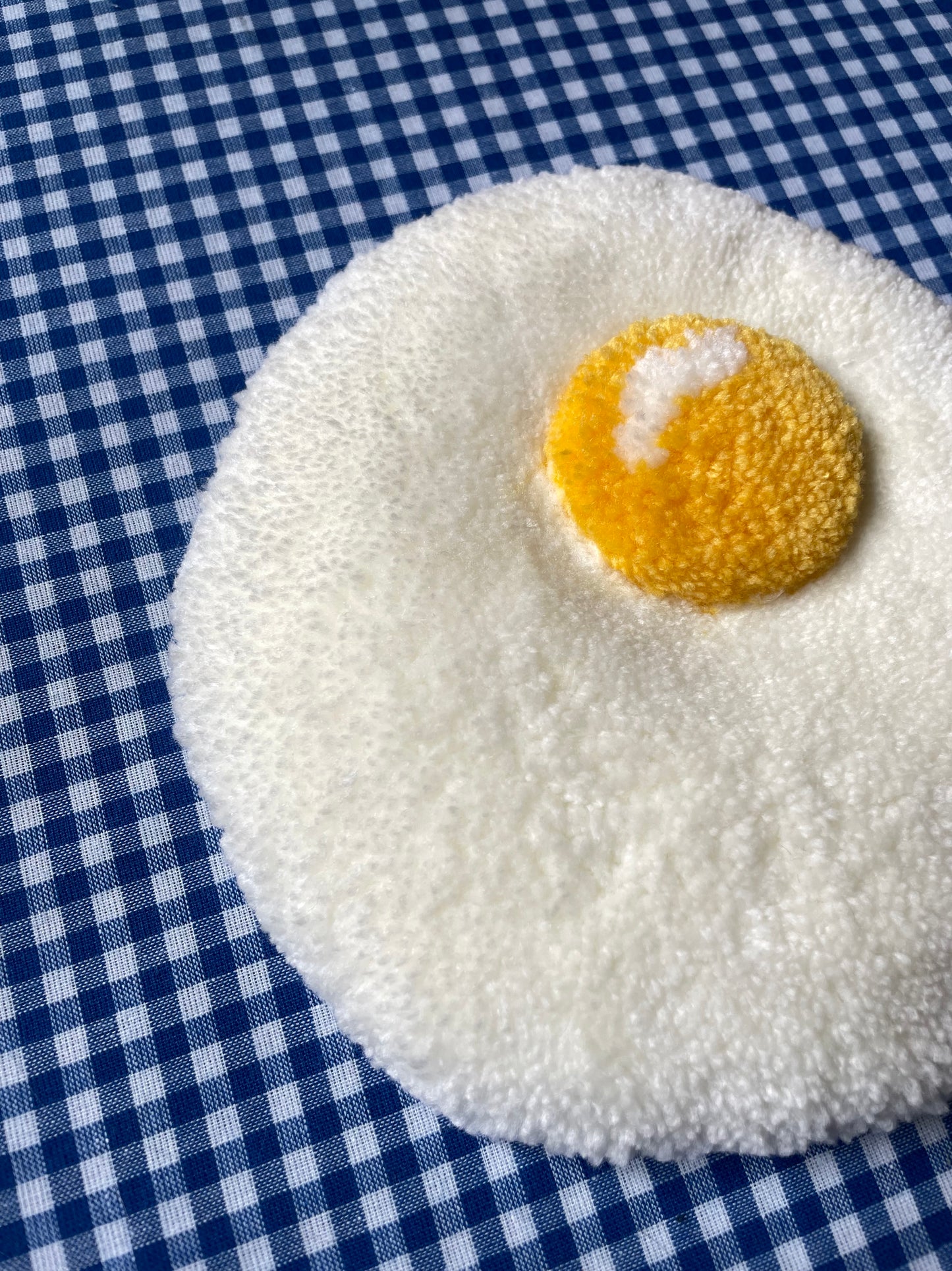 Petit oeuf au plat tufté (à suspendre ou poser)