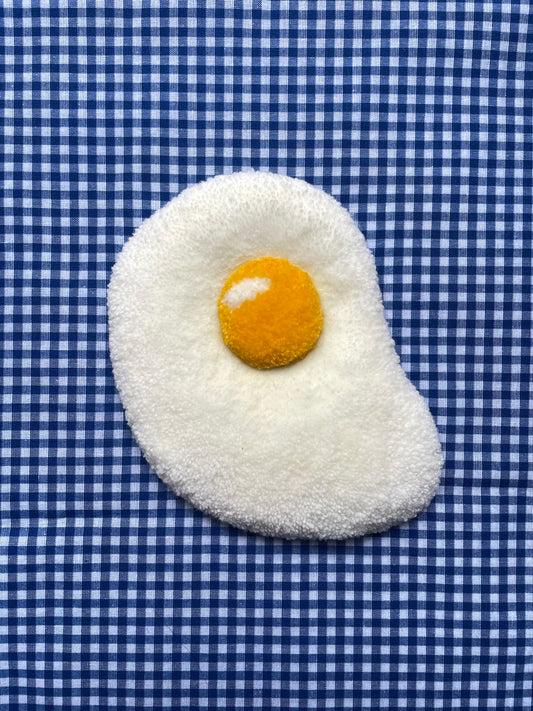 Petit oeuf au plat tufté (à suspendre ou poser)