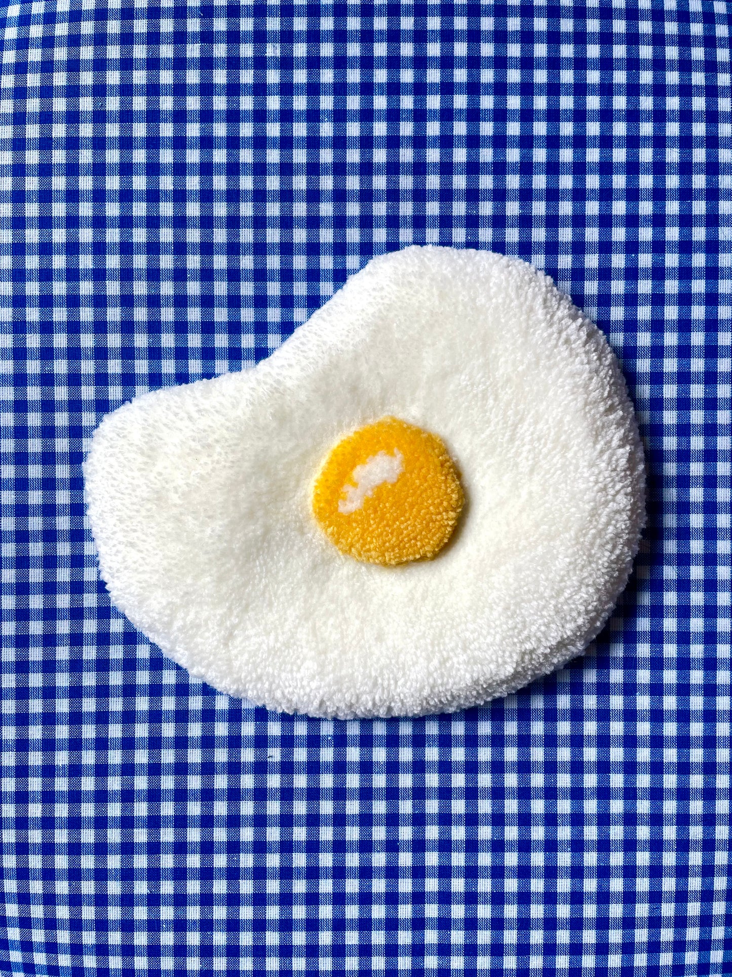Petit oeuf au plat tufté (à suspendre ou poser)