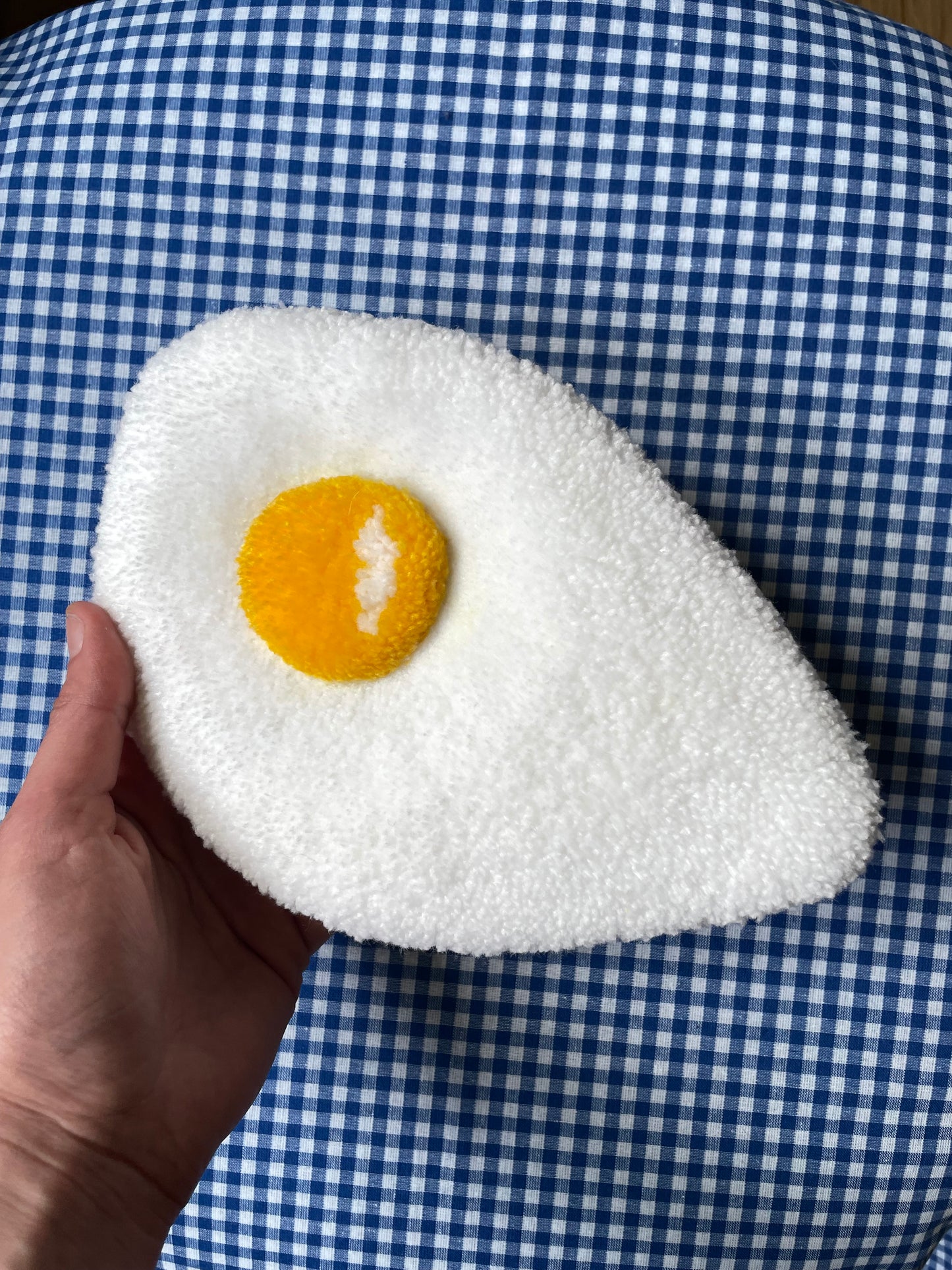 Petit oeuf au plat tufté (à suspendre ou poser)
