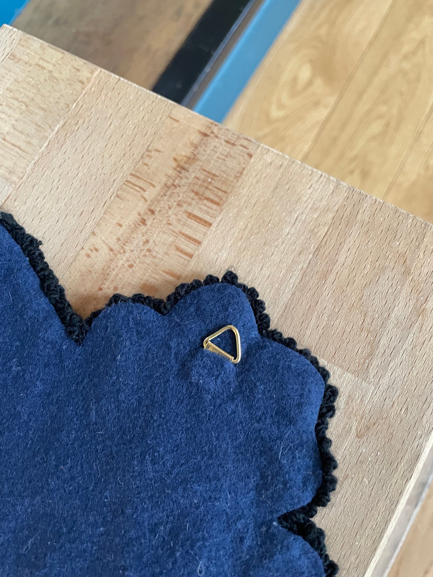 « Gigi » et « Bella » duo de tapisseries caniche décoration murale tufting