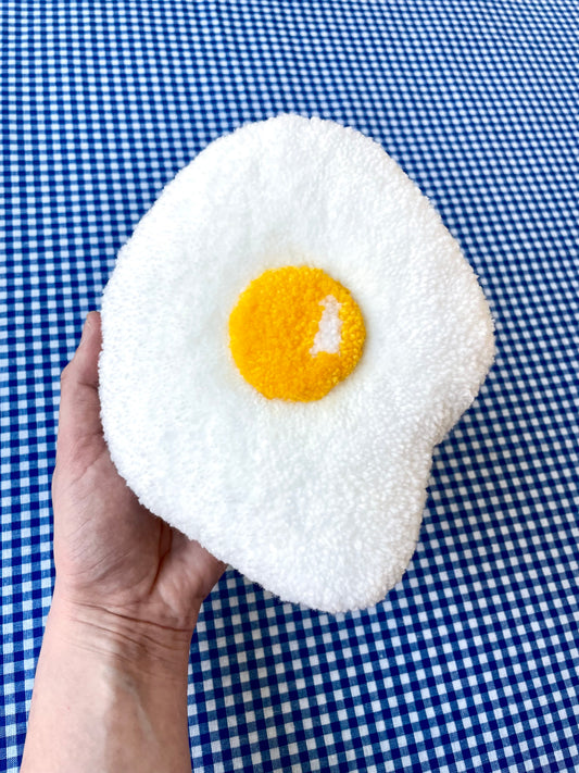 Petit oeuf au plat tufté (à suspendre ou poser)