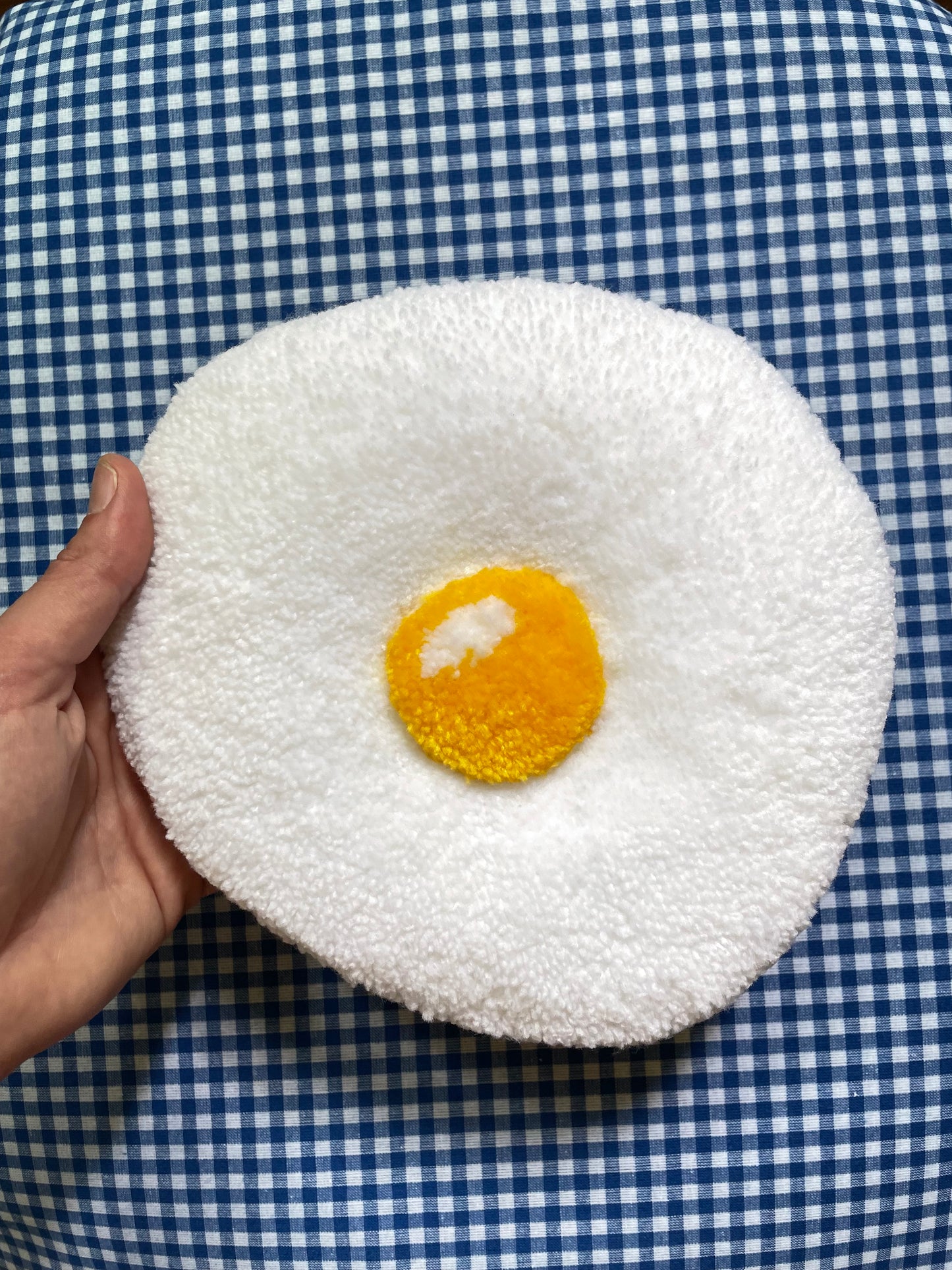 Petit oeuf au plat tufté (à suspendre ou poser)