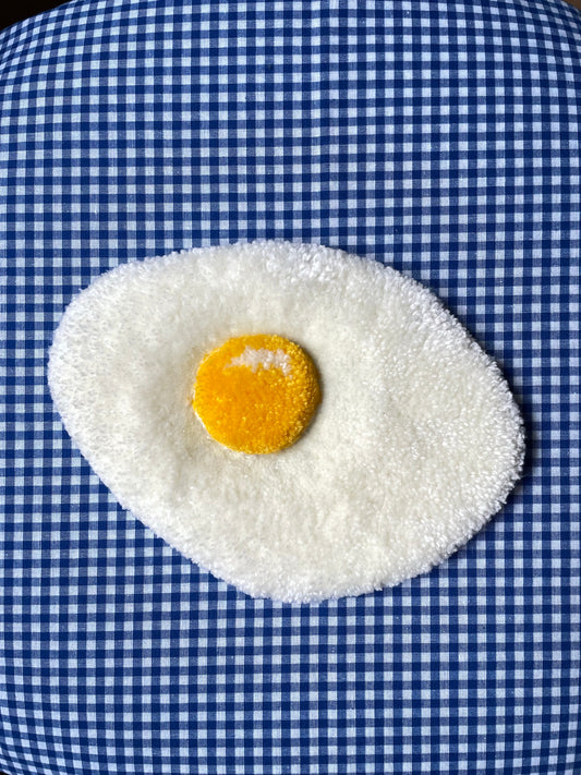 Petit oeuf au plat tufté (à suspendre ou poser)