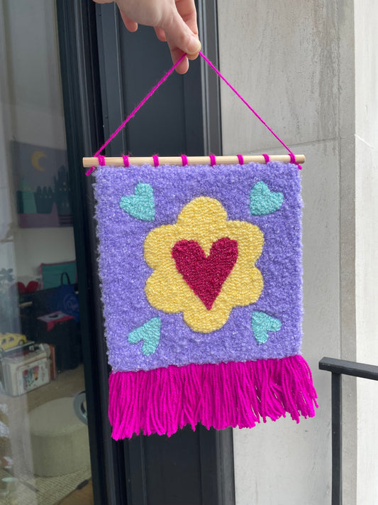 Bannière fanion à franges cœur fleur en tufting
