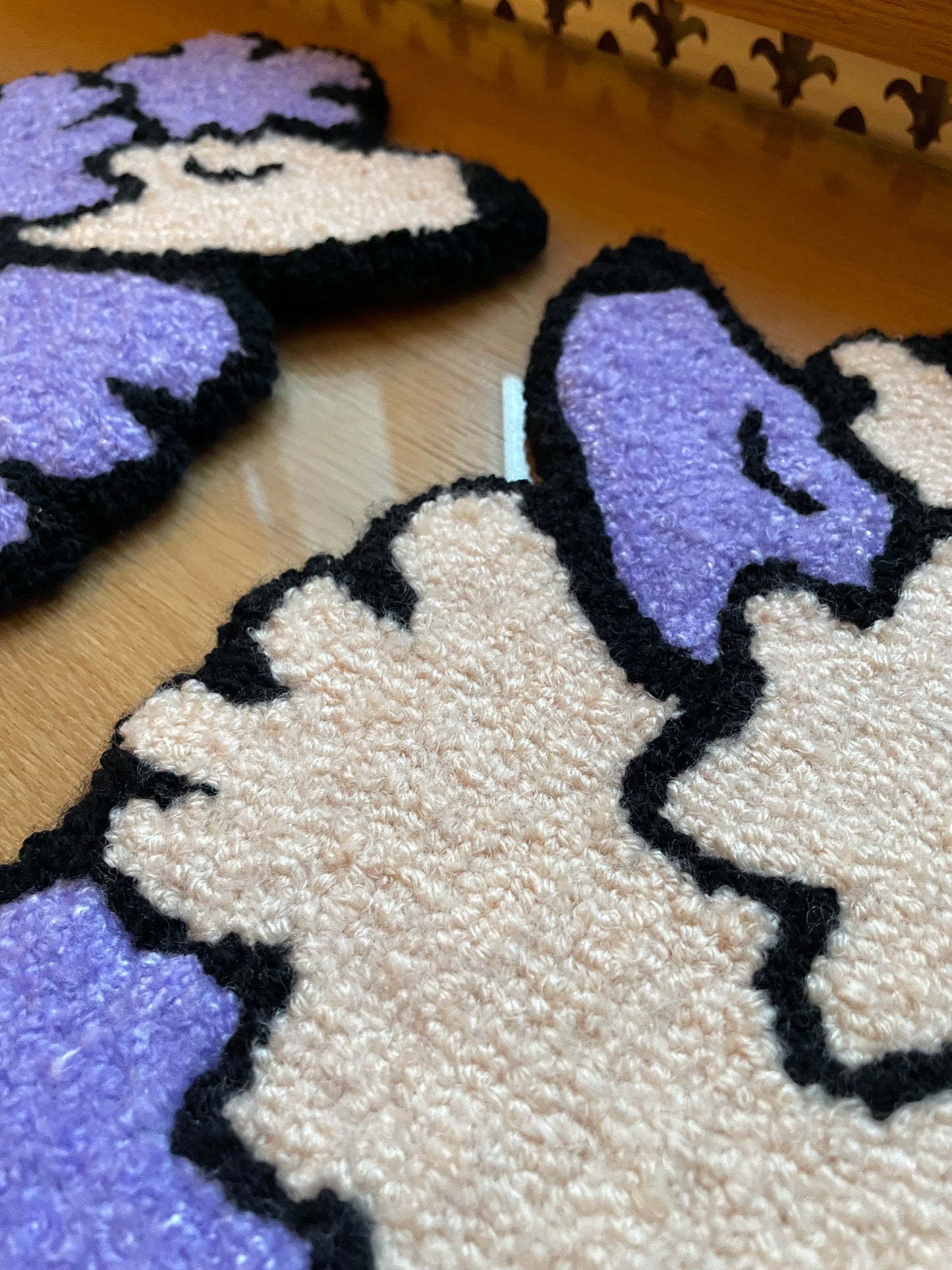 « Kate » et « Iris » duo de tapisseries caniche décoration murale tufting