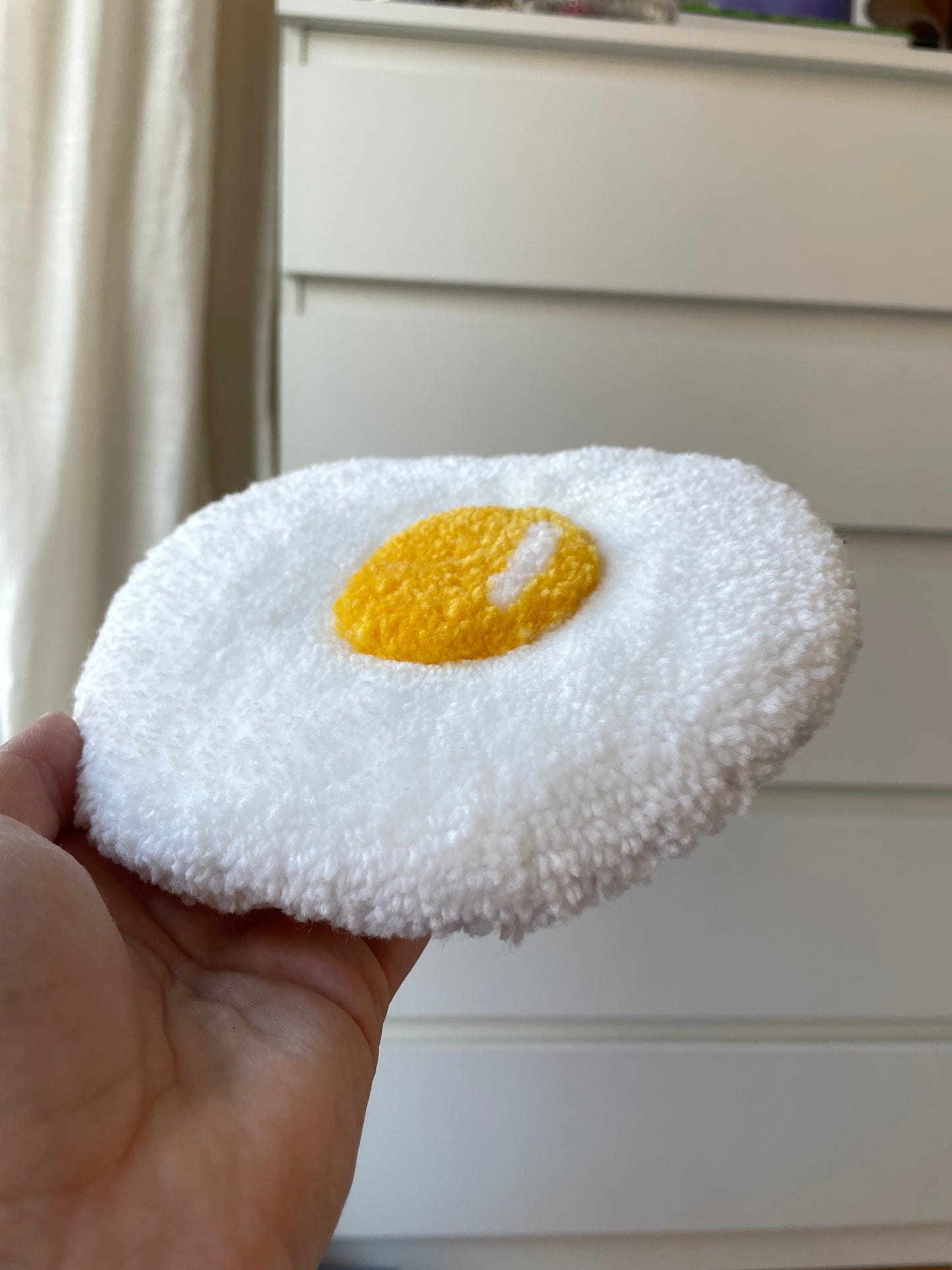 Petit oeuf au plat tufté (à suspendre ou poser)