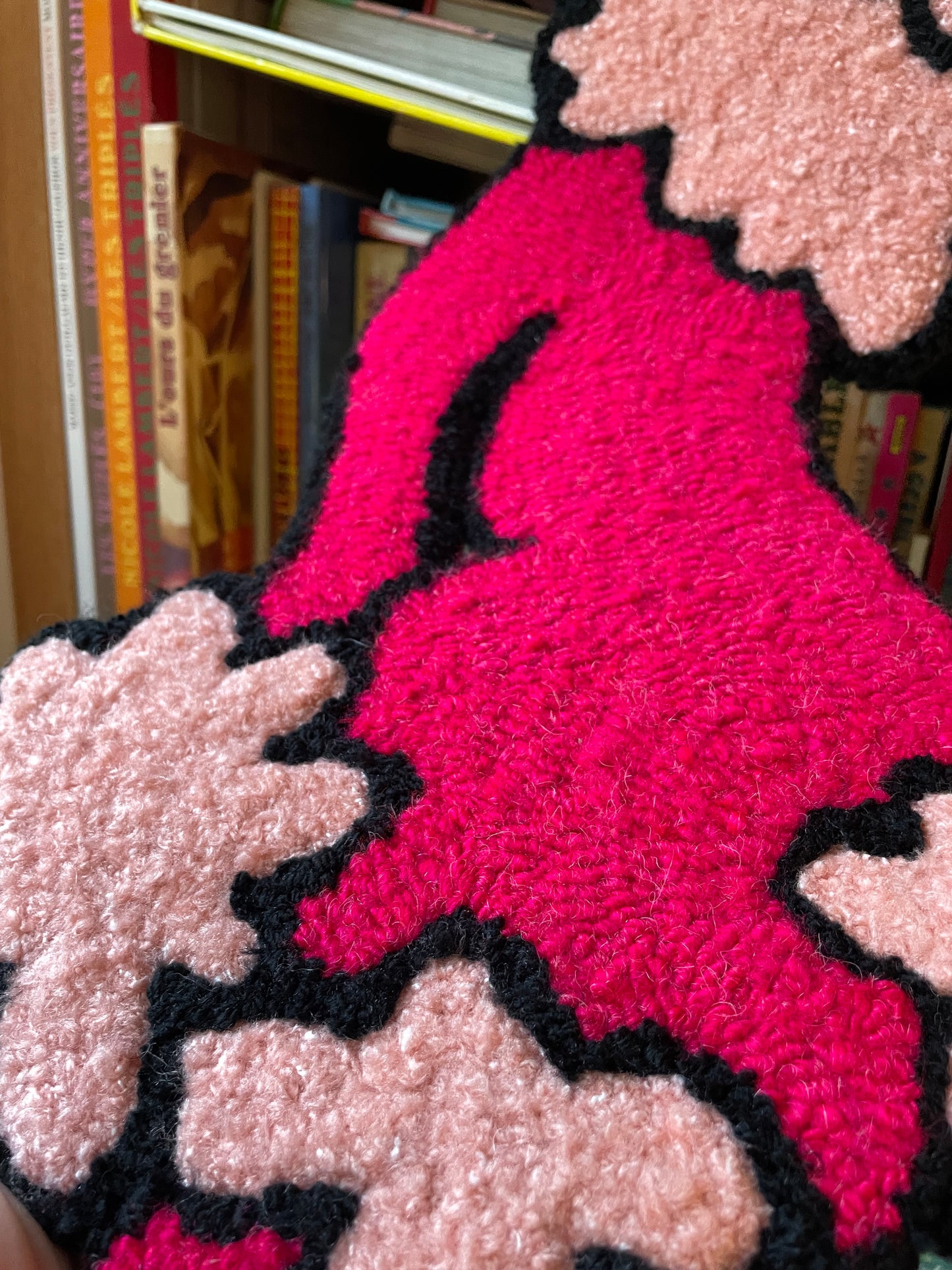 « Candy » Tapisserie caniche décoration murale tufting