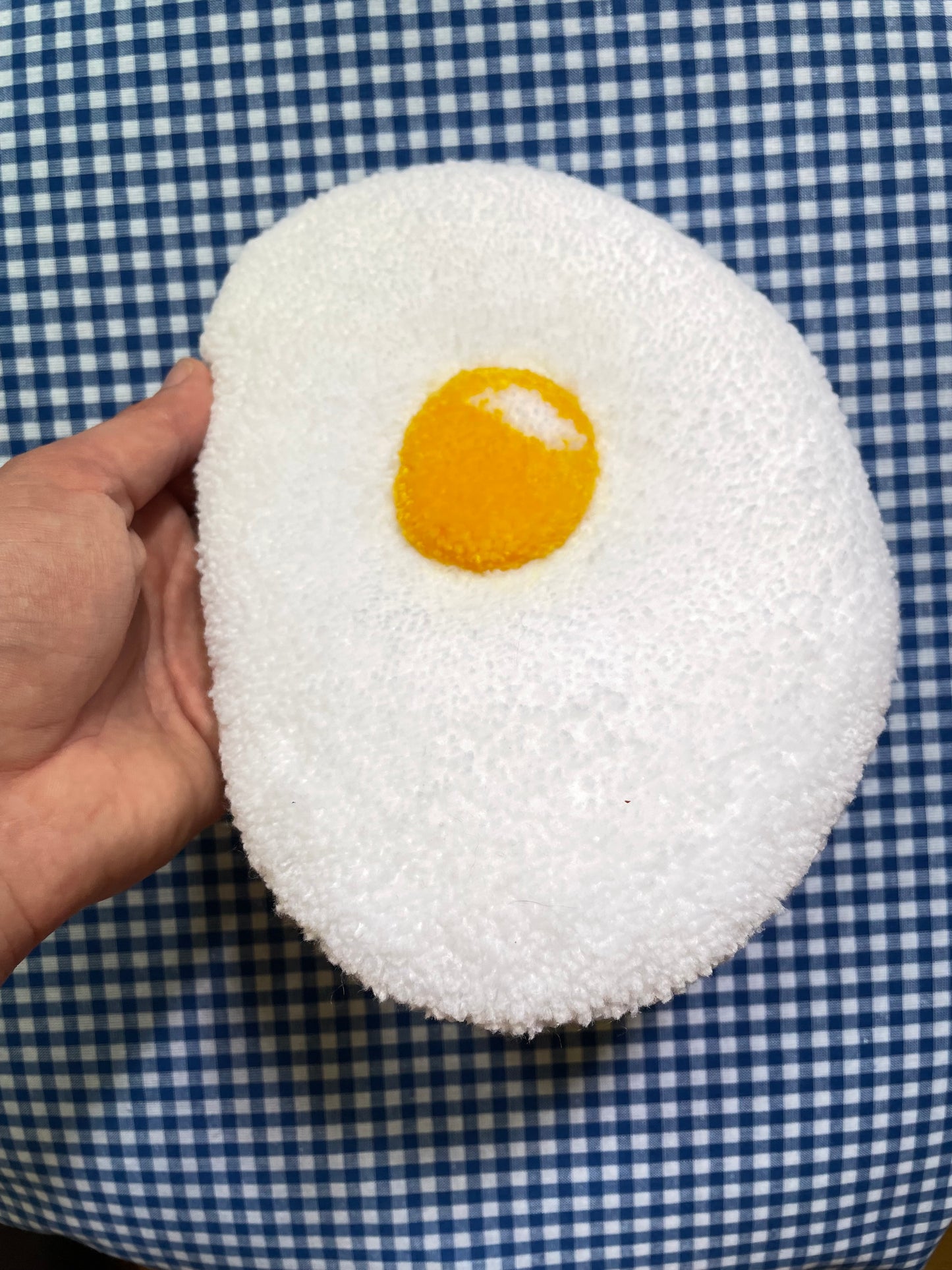 Petit oeuf au plat tufté (à suspendre ou poser)