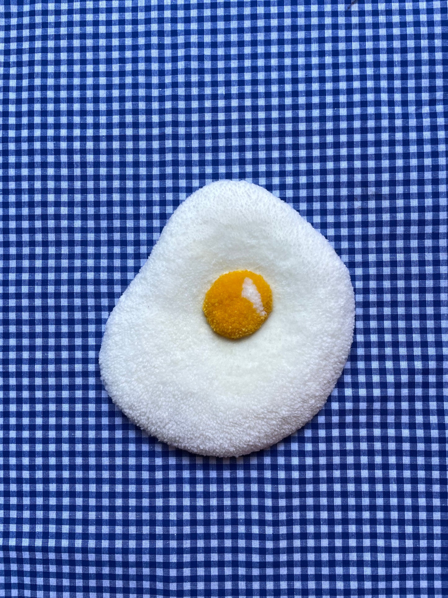 Petit oeuf au plat tufté (à suspendre ou poser)