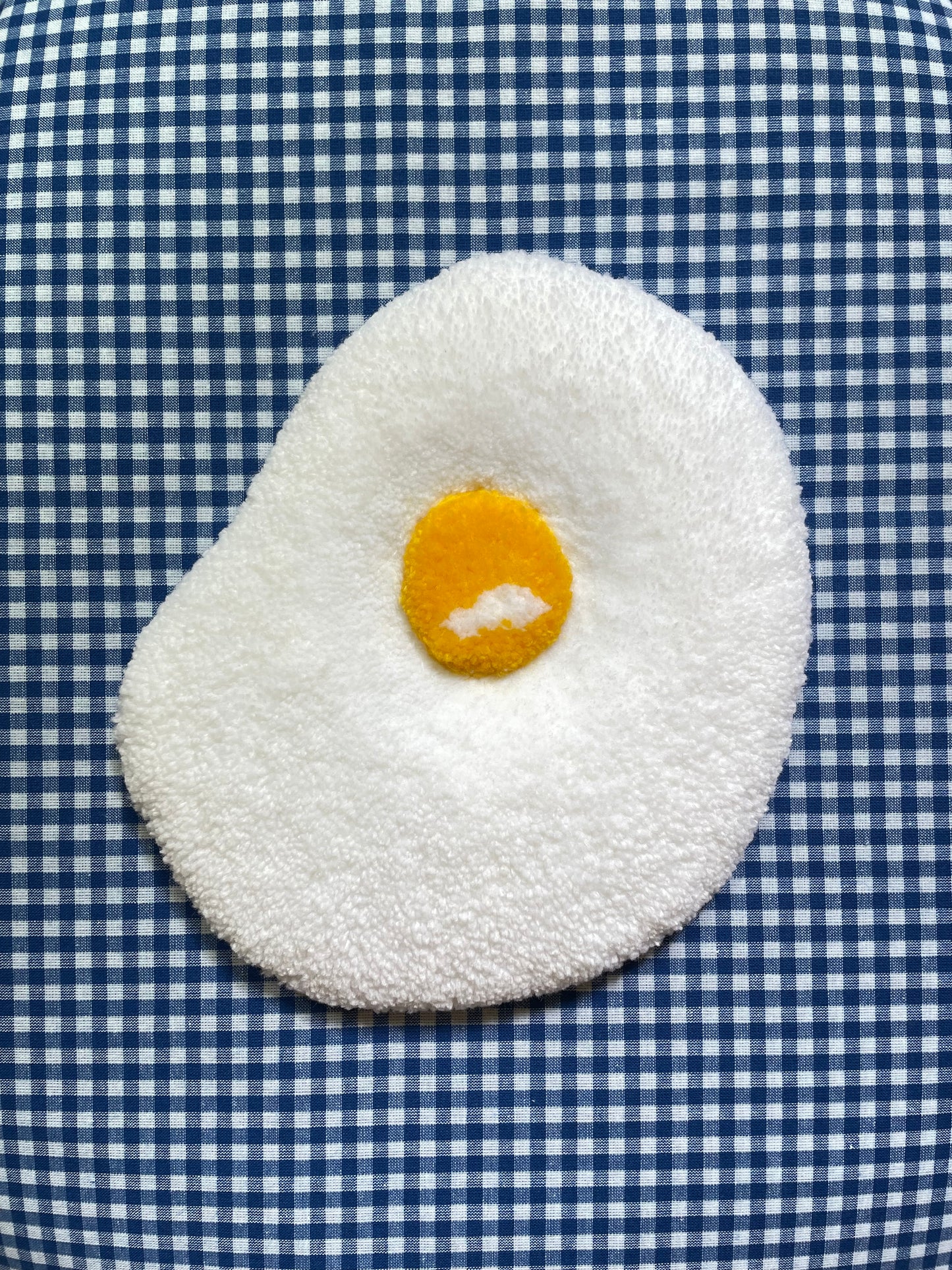Petit oeuf au plat tufté (à suspendre ou poser)