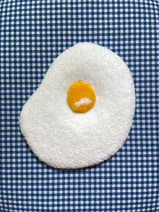 Petit oeuf au plat tufté (à suspendre ou poser)