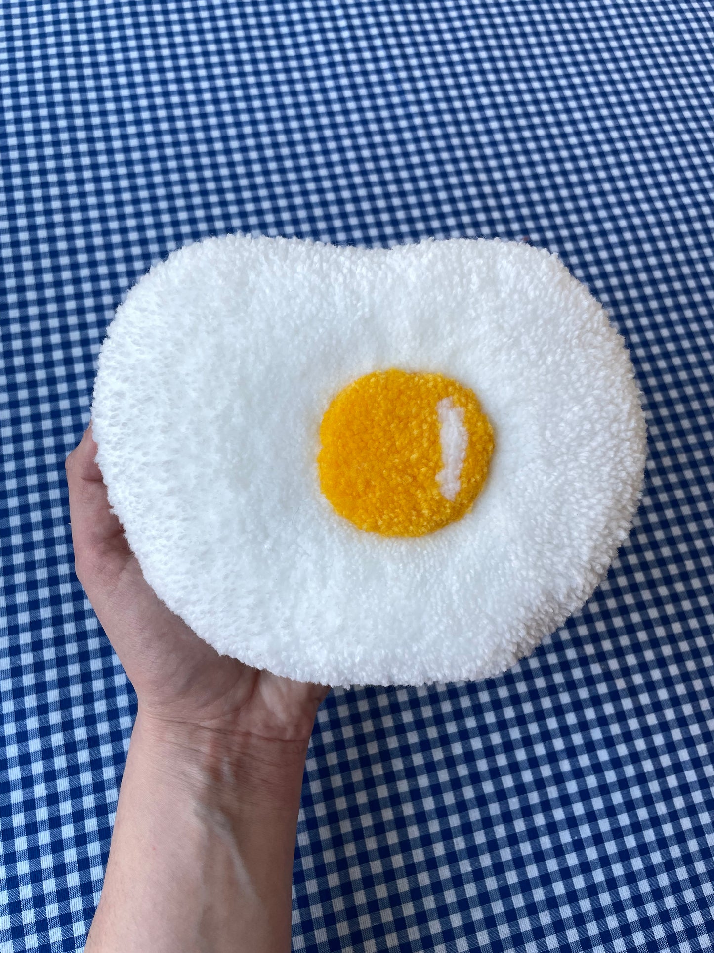 Petit oeuf au plat tufté (à suspendre ou poser)