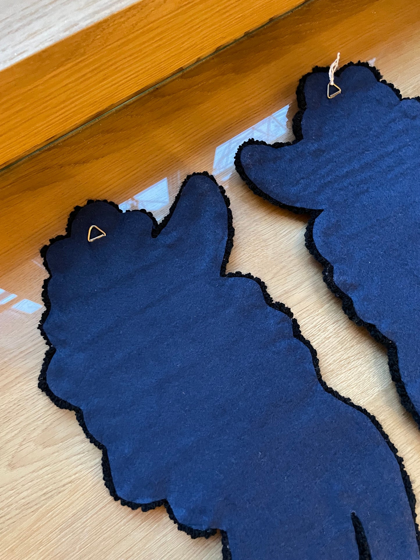 « Kate » et « Iris » duo de tapisseries caniche décoration murale tufting