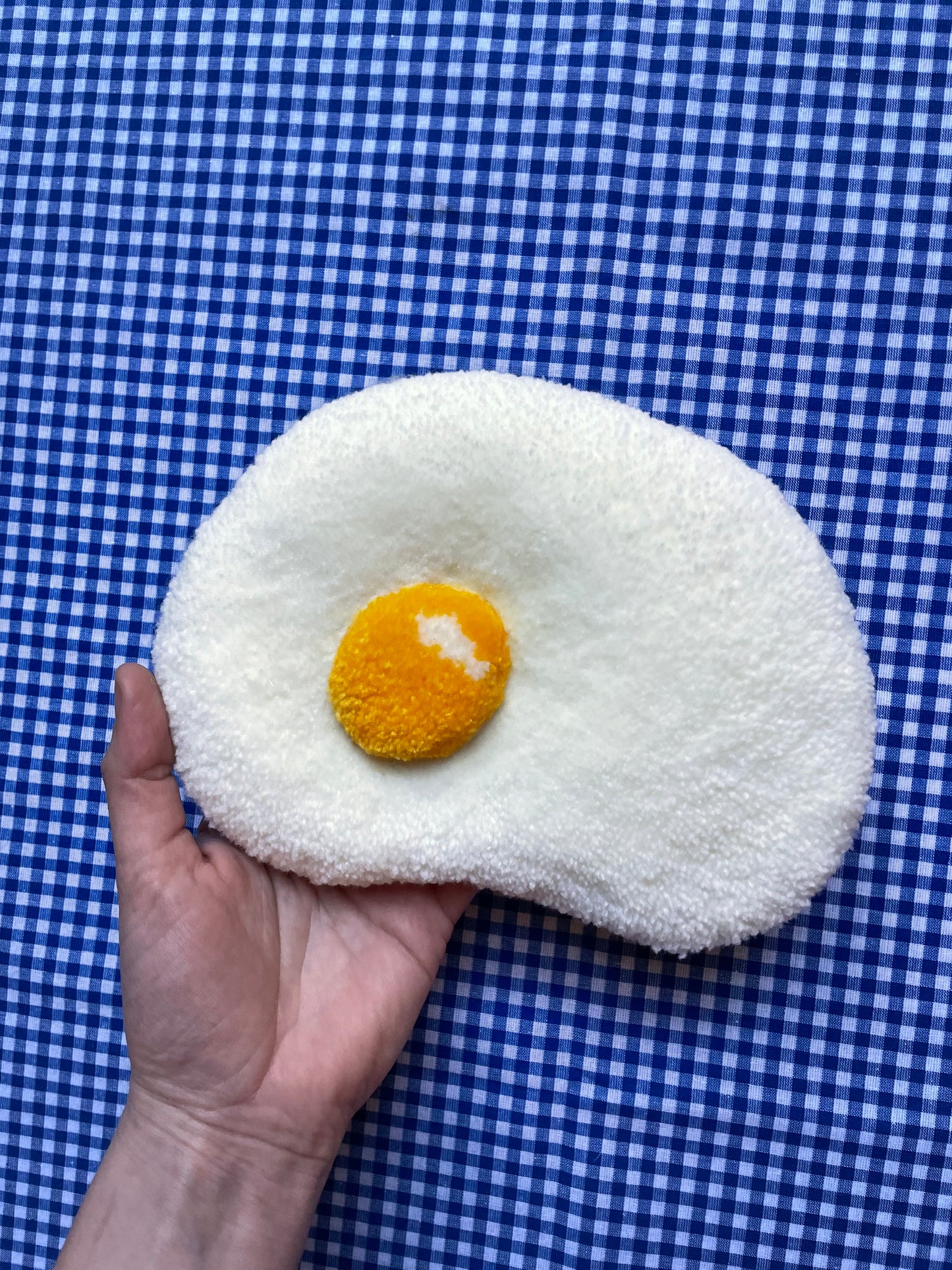 Petit oeuf au plat tufté (à suspendre ou poser)