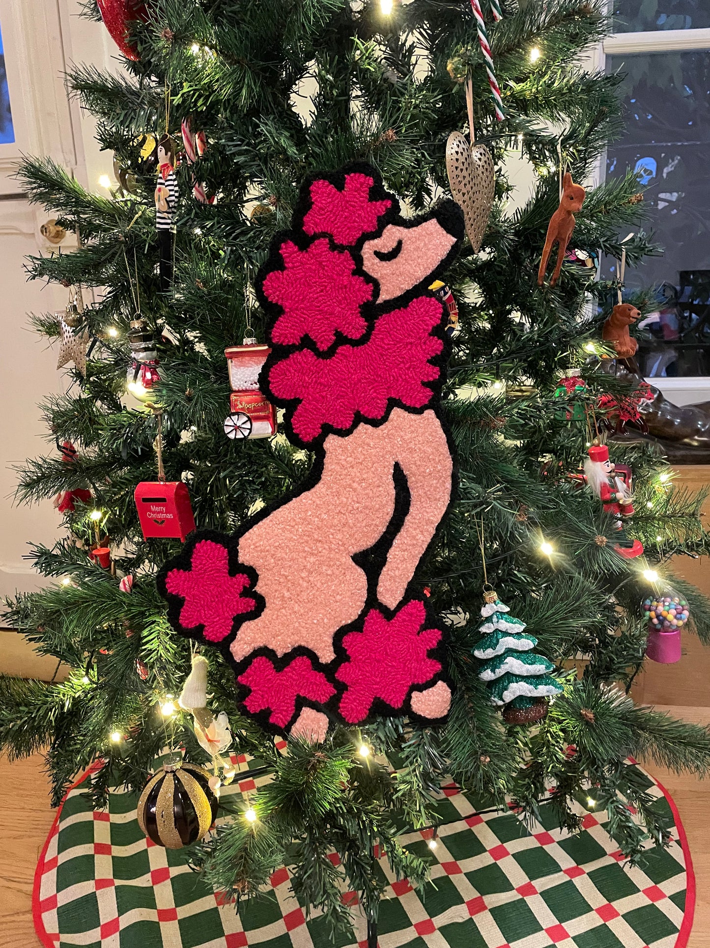 « Rosie » Tapisserie caniche décoration murale tufting