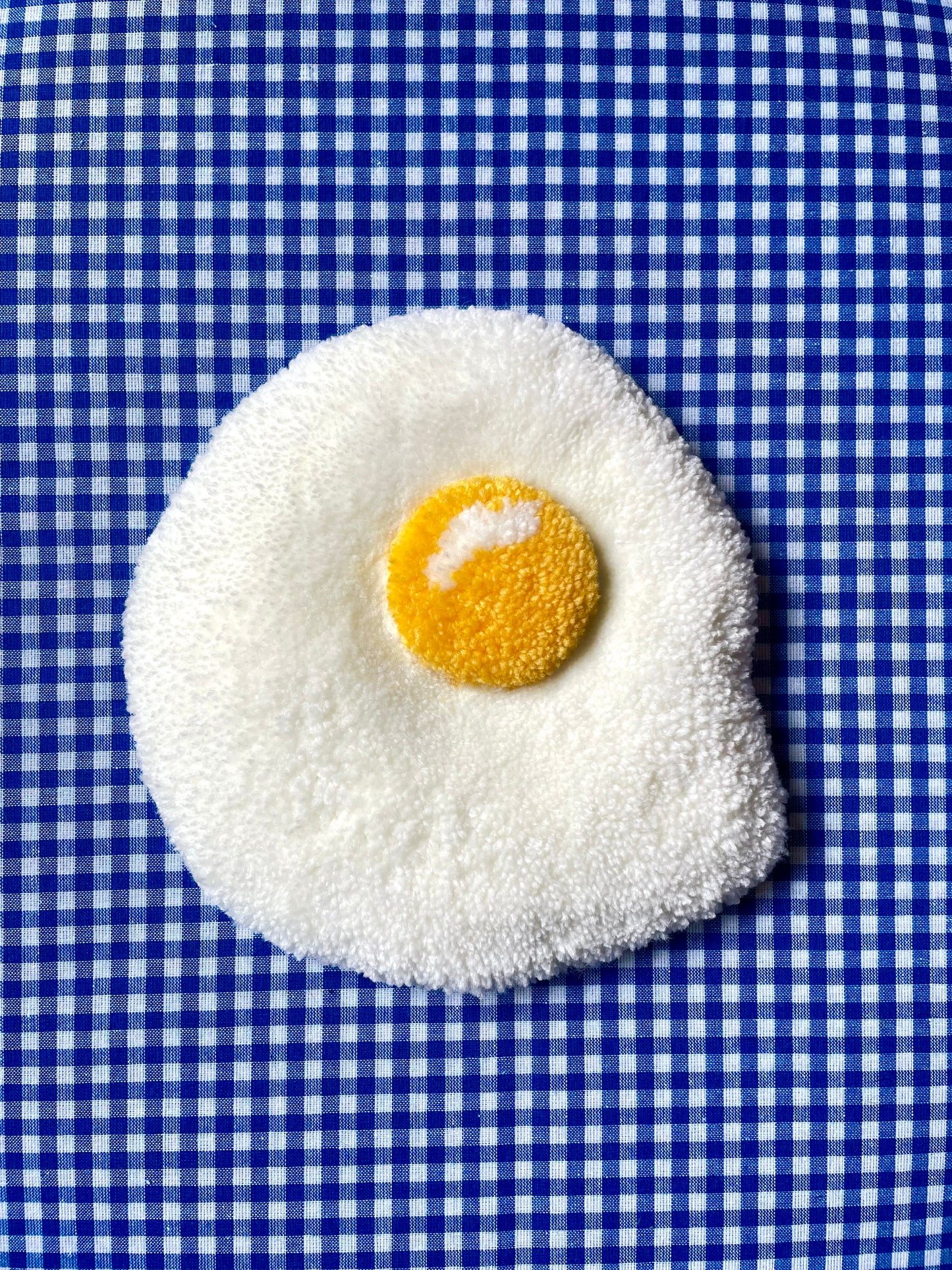 Petit oeuf au plat tufté (à suspendre ou poser)