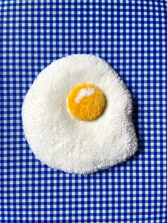 Petit oeuf au plat tufté (à suspendre ou poser)
