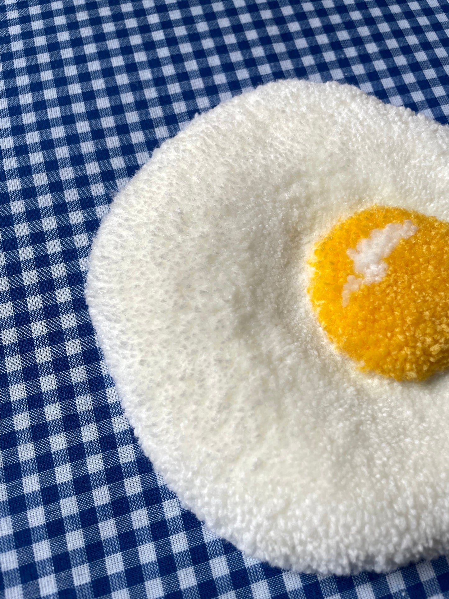 Petit oeuf au plat tufté (à suspendre ou poser)