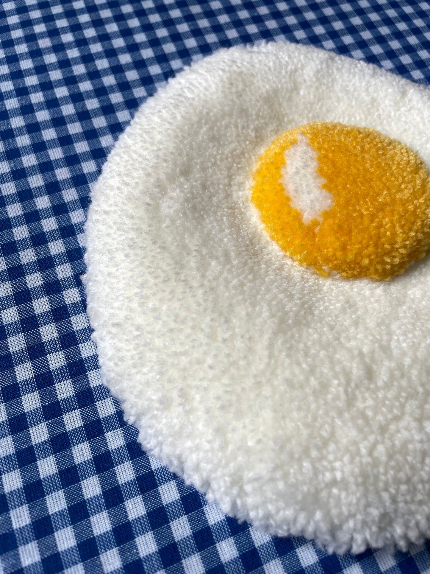 Petit oeuf au plat tufté (à suspendre ou poser)