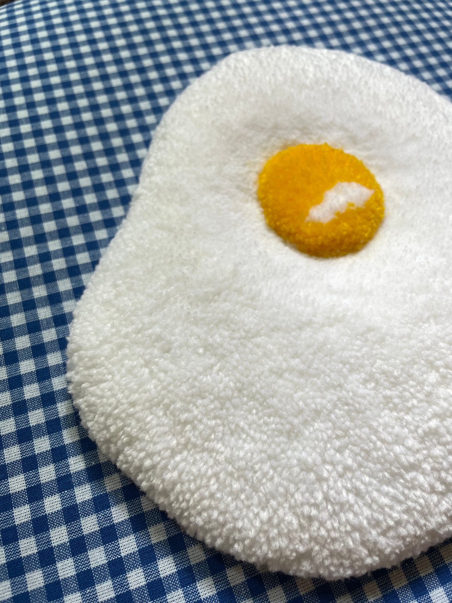 Petit oeuf au plat tufté (à suspendre ou poser)