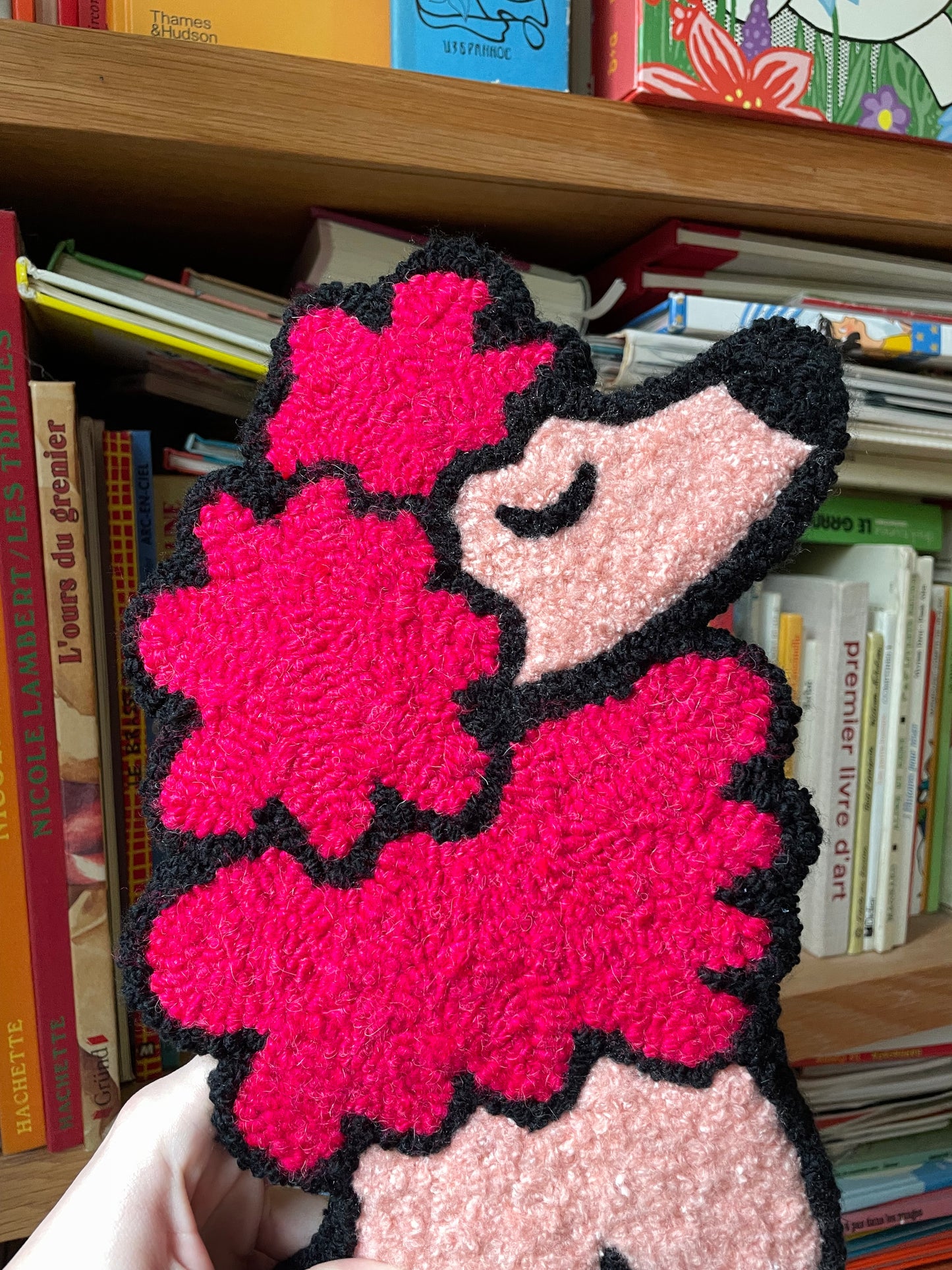 « Rosie » Tapisserie caniche décoration murale tufting